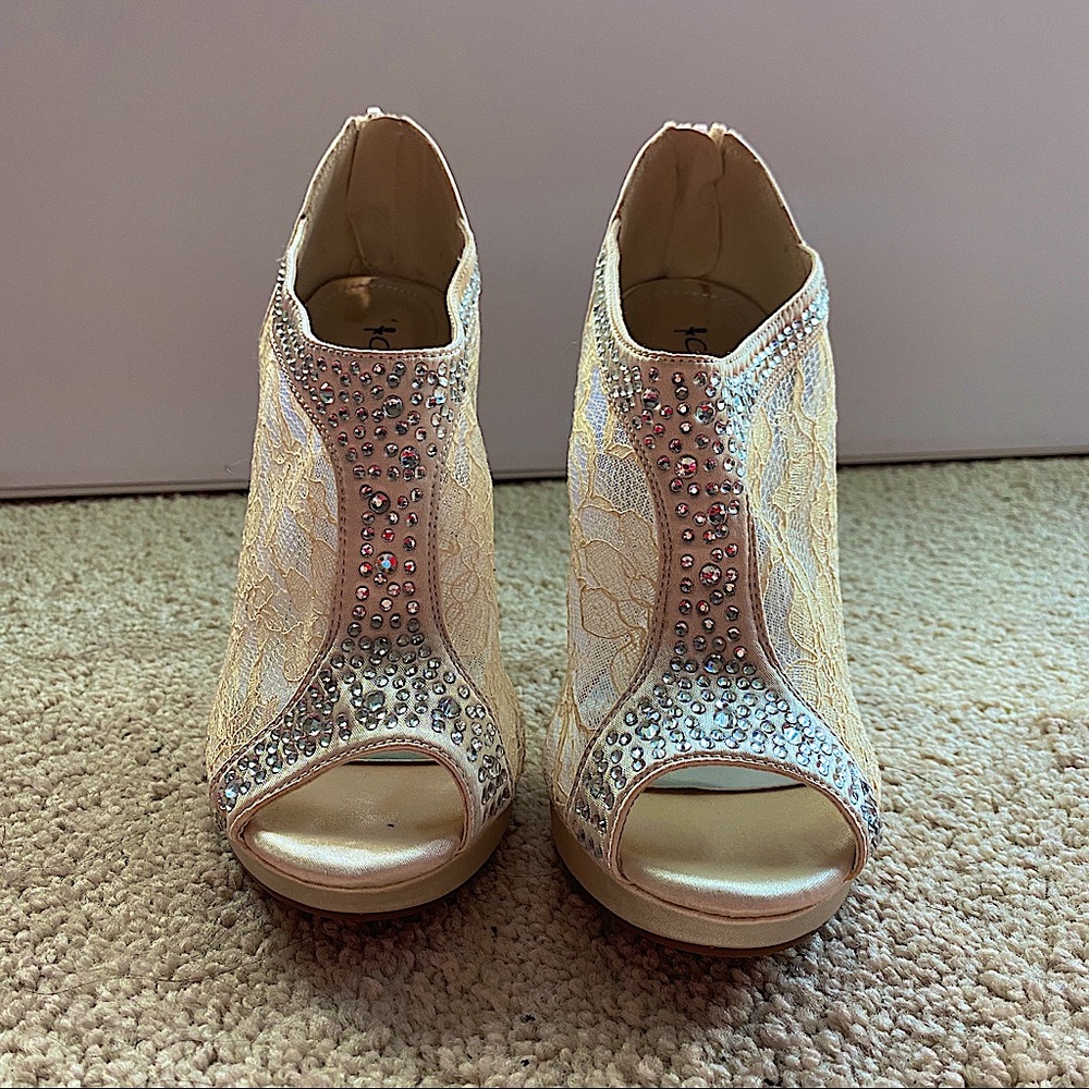 Ivory Satin/Lace Peep Toe Heels sz 7 BNWT